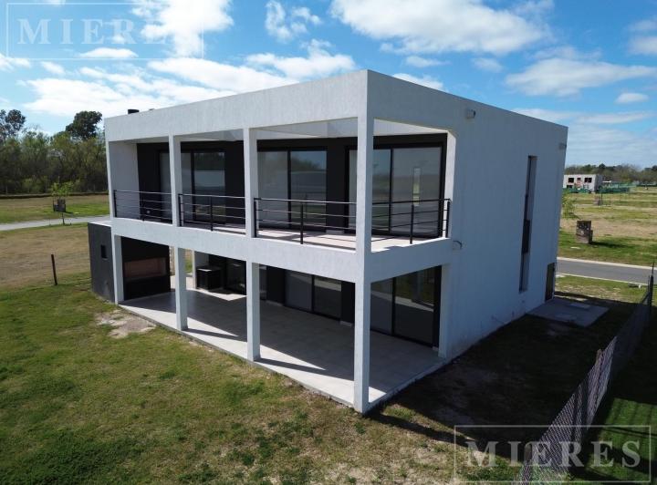 Casa · 183m² · 5 Ambientes · 2 Cocheras