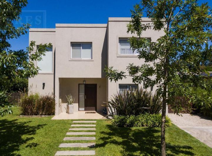 Casa · 166m² · 4 Ambientes · 2 Cocheras