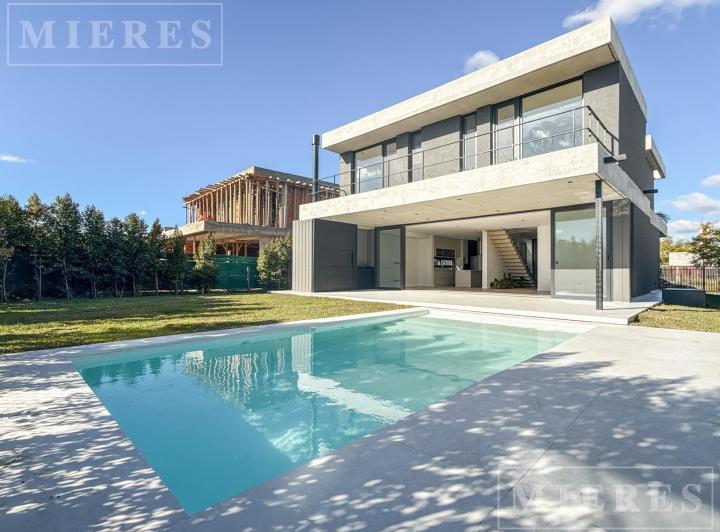 Casa · 526m² · 6 Ambientes · 3 Cocheras