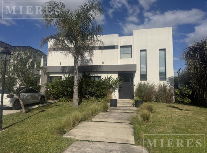 Casa · 199m² · 5 Ambientes · 2 Cocheras