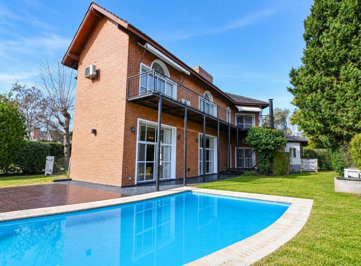Casa · 234m² · 5 Ambientes · 2 Cocheras