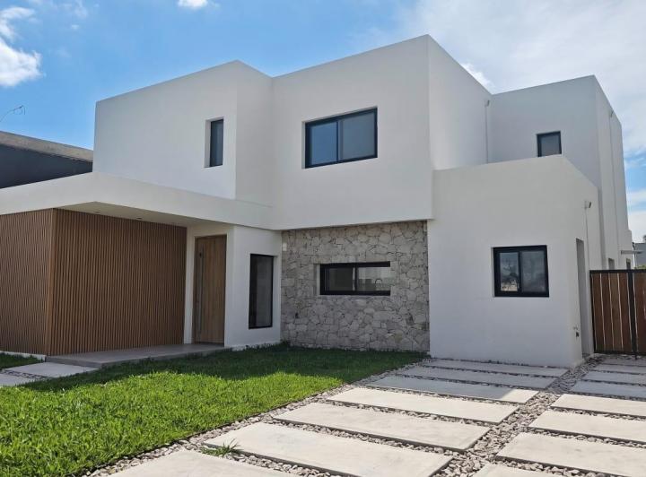 Casa · 220m² · 6 Ambientes · 2 Cocheras