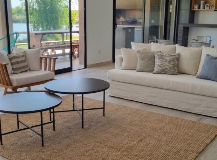Casa · 241m² · 5 Ambientes · 4 Cocheras
