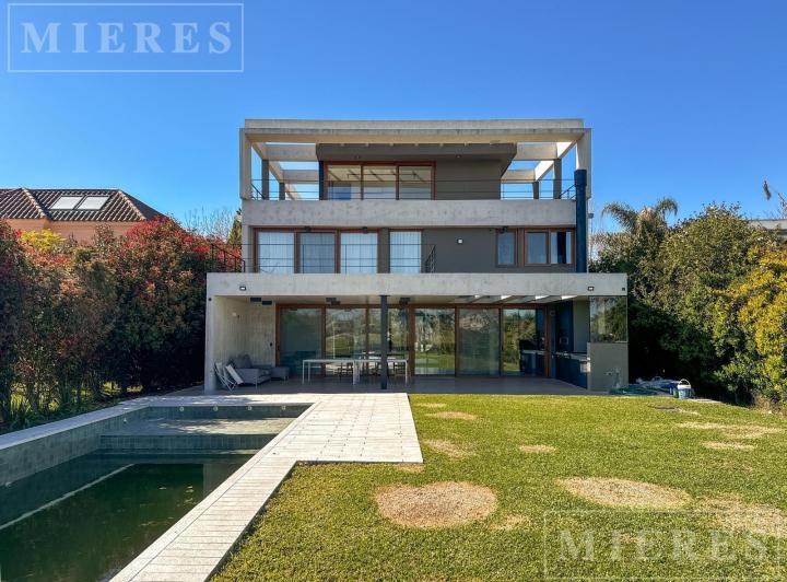 Casa · 370m² · 7 Ambientes · 2 Cocheras