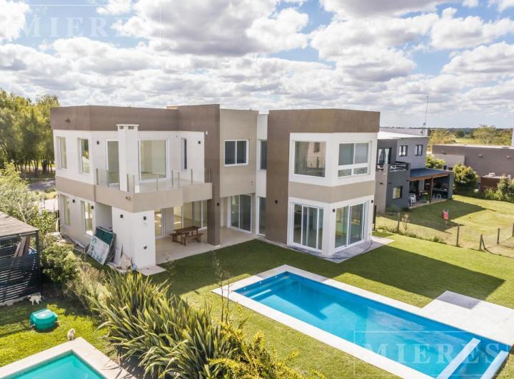Casa · 260m² · 7 Ambientes · 1 Cochera