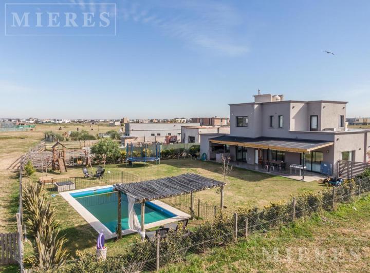 Casa · 189m² · 6 Ambientes · 2 Cocheras