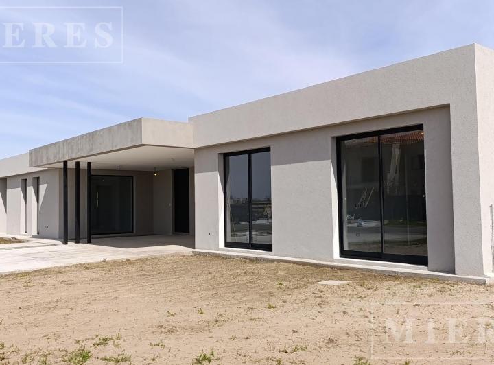 Casa · 259m² · 7 Ambientes · 2 Cocheras