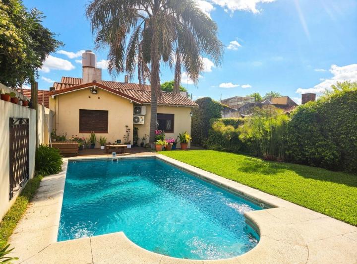 Casa · 230m² · 7 Ambientes · 2 Cocheras