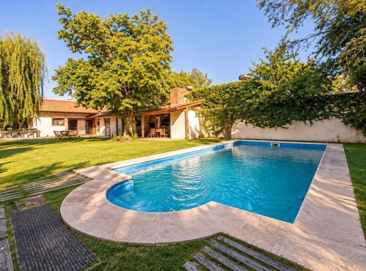 Casa · 250m² · 7 Ambientes · 2 Cocheras