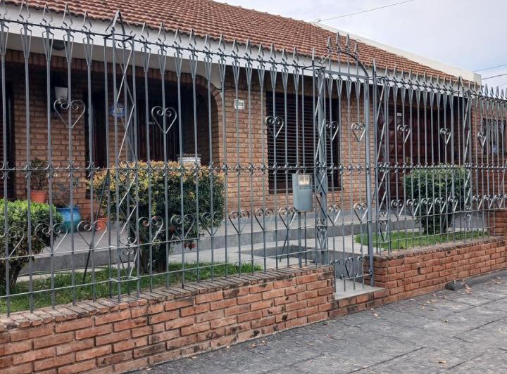 Casa · 240m² · 9 Ambientes · 2 Cocheras