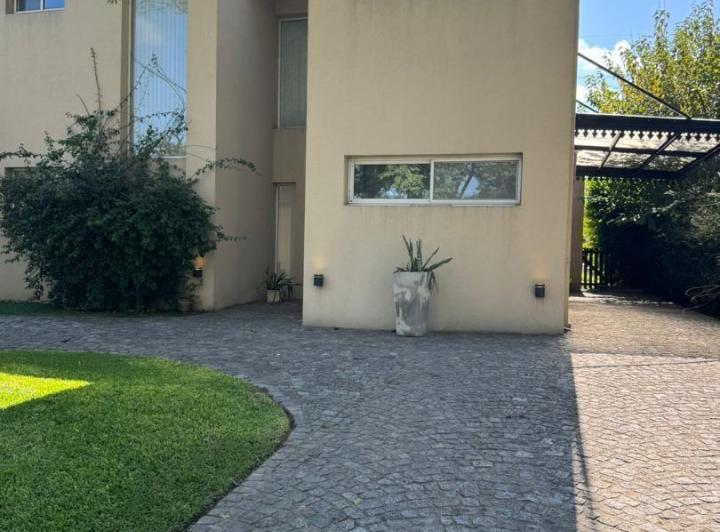 Casa · 210m² · 6 Ambientes · 2 Cocheras