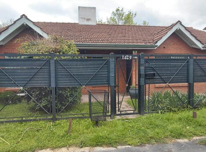 Casa · 90m² · 5 Ambientes · 2 Cocheras