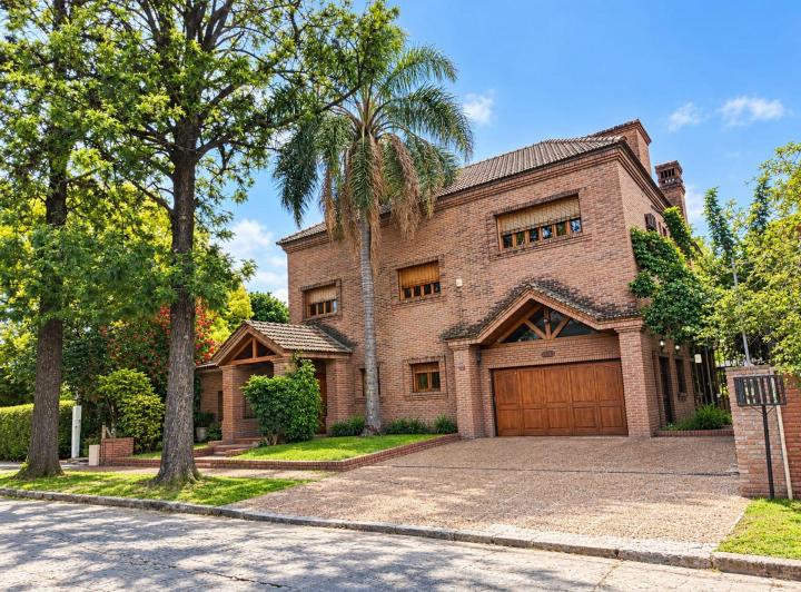 Casa · 362m² · 6 Ambientes · 2 Cocheras