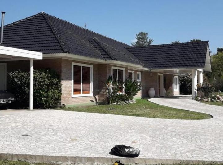 Casa · 400m² · 5 Ambientes · 4 Cocheras