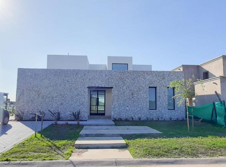 Casa · 223m² · 6 Ambientes · 2 Cocheras