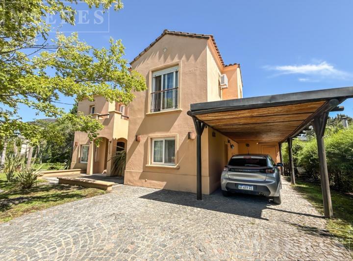 Casa · 245m² · 7 Ambientes · 2 Cocheras