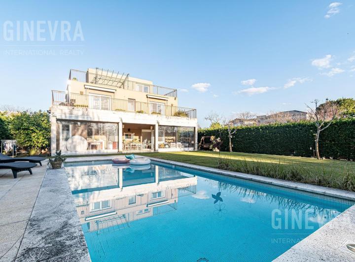 Casa · 400m² · 8 Ambientes · 2 Cocheras