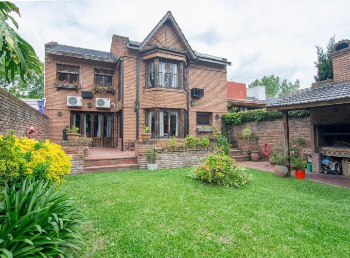 Casa · 304m² · 5 Ambientes · 2 Cocheras
