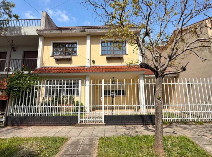 Casa · 240m² · 6 Ambientes · 3 Cocheras