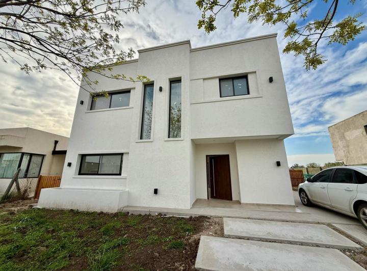 Casa · 146m² · 5 Ambientes · 2 Cocheras