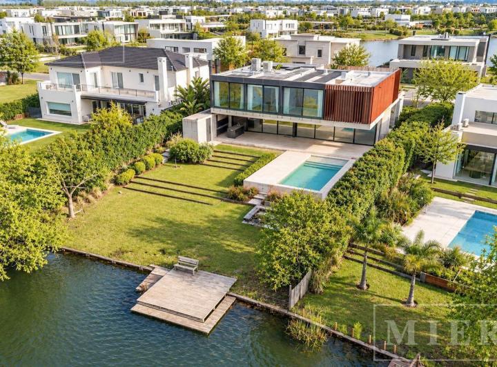 Casa · 284m² · 6 Ambientes · 4 Cocheras
