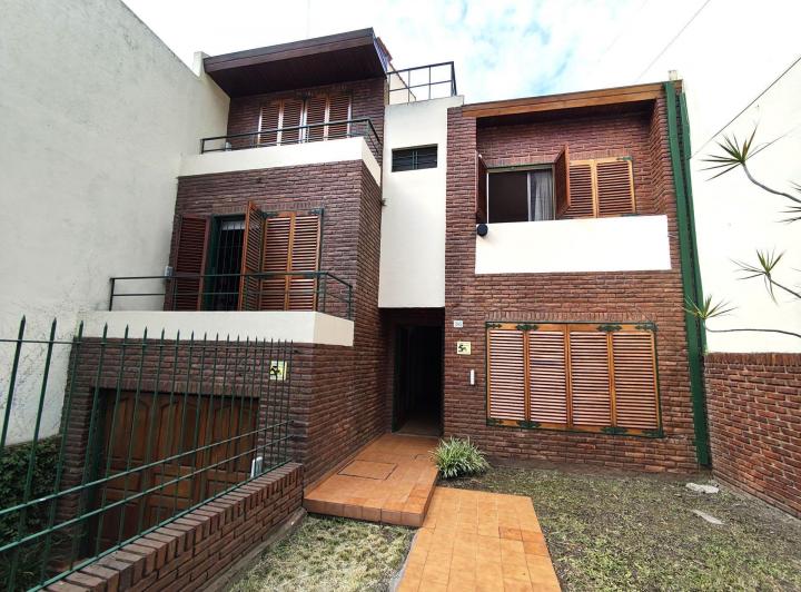 Casa · 251m² · 6 Ambientes · 2 Cocheras