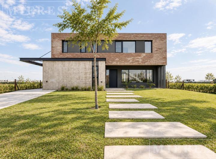 Casa · 288m² · 5 Ambientes · 1 Cochera