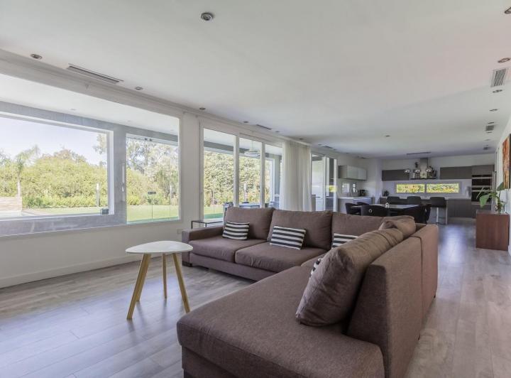 Casa · 350m² · 8 Ambientes · 4 Cocheras