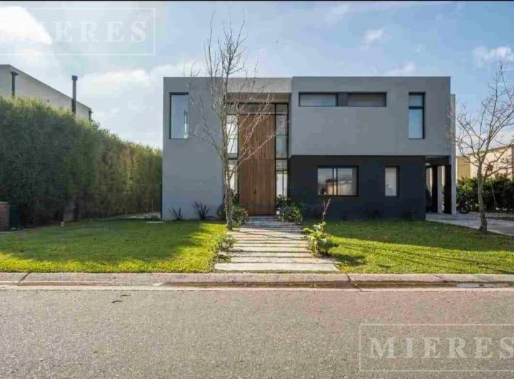 Casa · 160m² · 5 Ambientes · 3 Cocheras