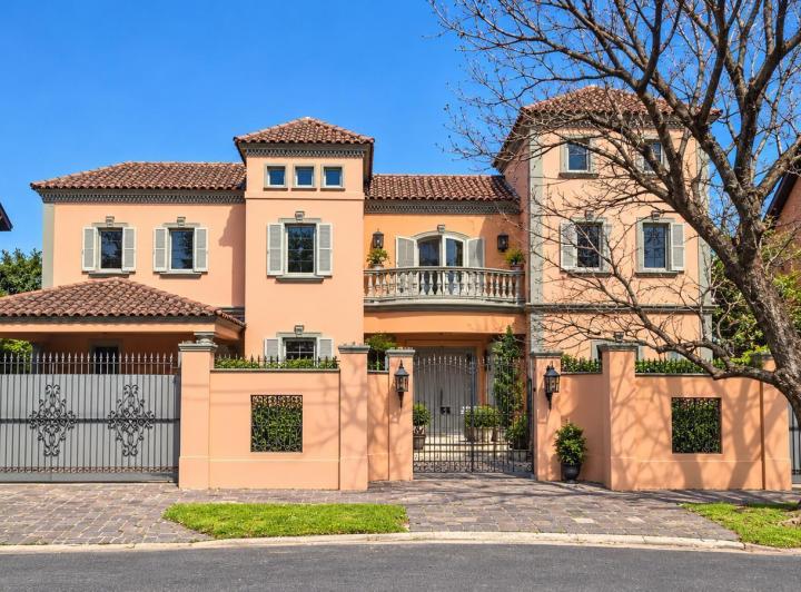 Casa · 580m² · 7 Ambientes · 5 Cocheras