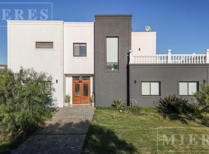 Casa · 237m² · 6 Ambientes · 2 Cocheras