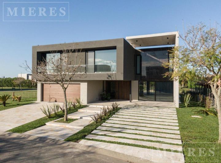 Casa · 590m² · 7 Ambientes · 2 Cocheras