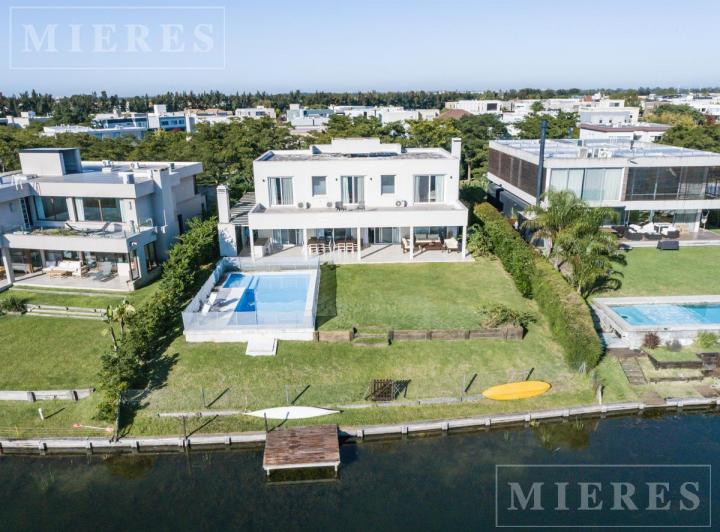 Casa · 310m² · 8 Ambientes · 2 Cocheras