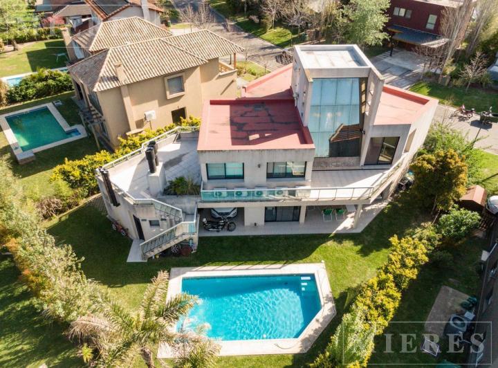 Casa · 262m² · 6 Ambientes · 3 Cocheras