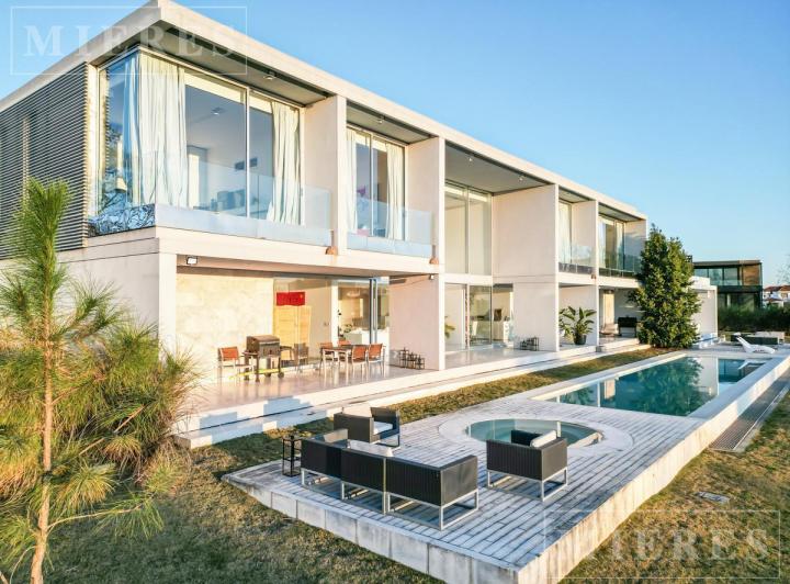 Casa · 890m² · 10 Ambientes · 2 Cocheras
