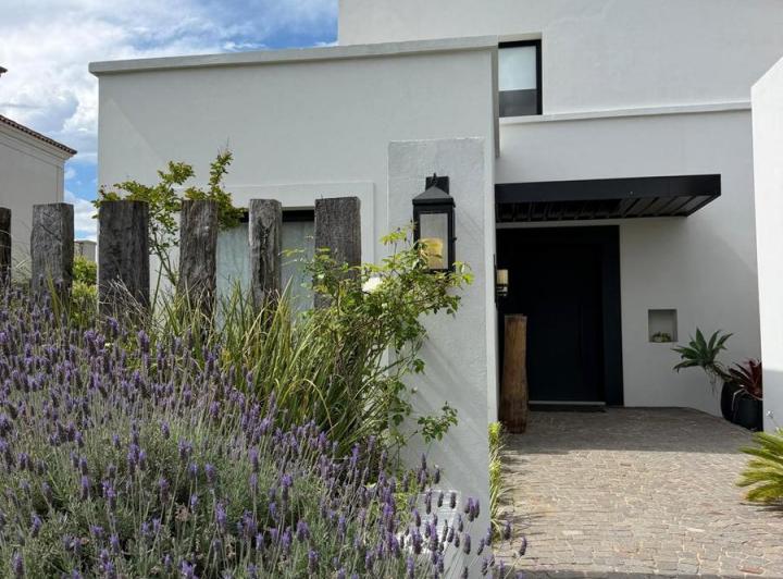 Casa · 610m² · 8 Ambientes · 9 Cocheras