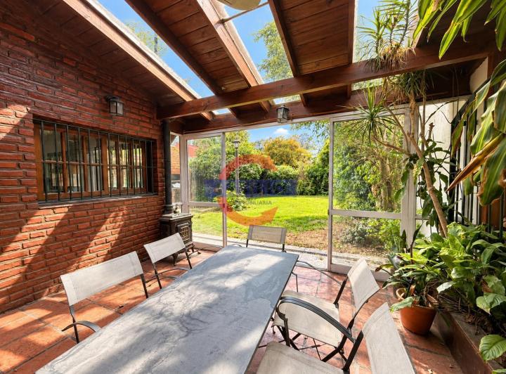 Casa · 210m² · 6 Ambientes · 1 Cochera