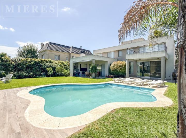 Casa · 465m² · 7 Ambientes · 2 Cocheras