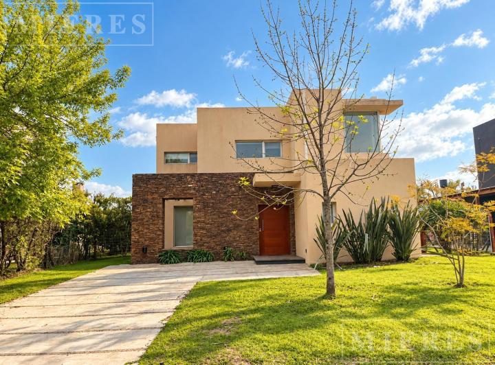 Casa · 270m² · 6 Ambientes