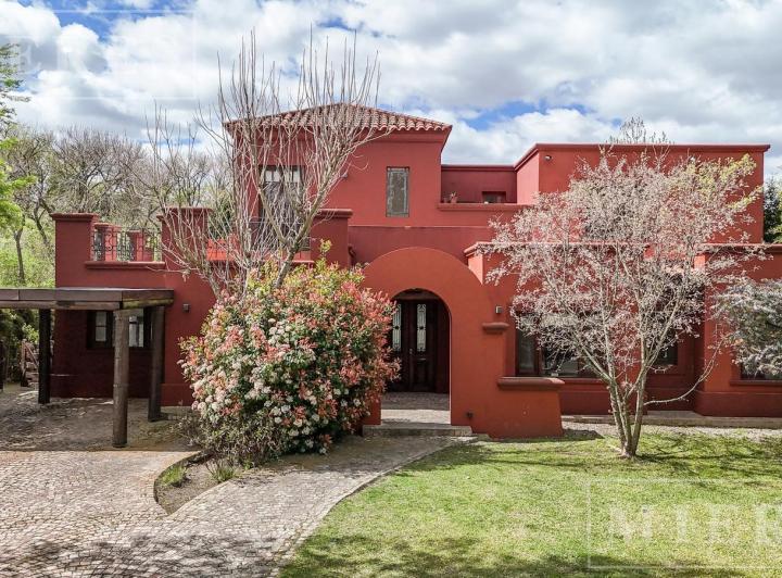 Casa · 328m² · 5 Ambientes · 3 Cocheras