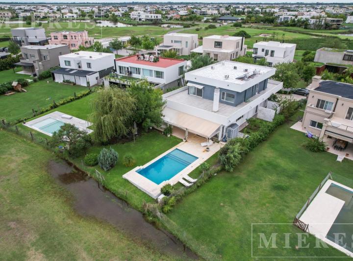 Casa · 388m² · 6 Ambientes · 2 Cocheras