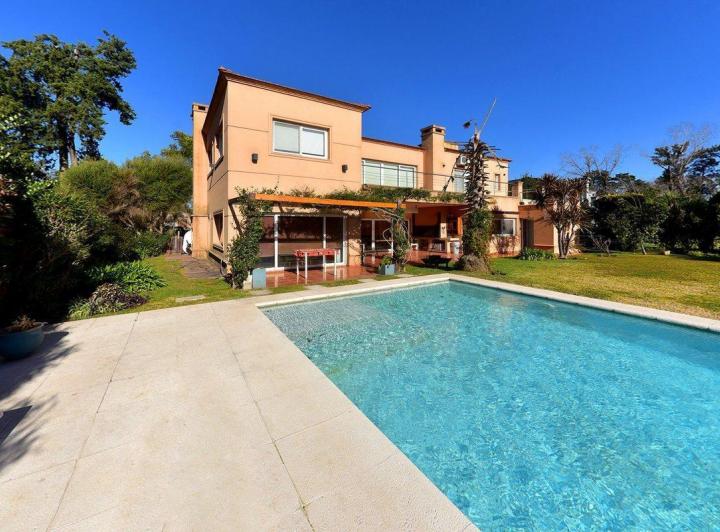 Casa · 414m² · 7 Ambientes · 2 Cocheras