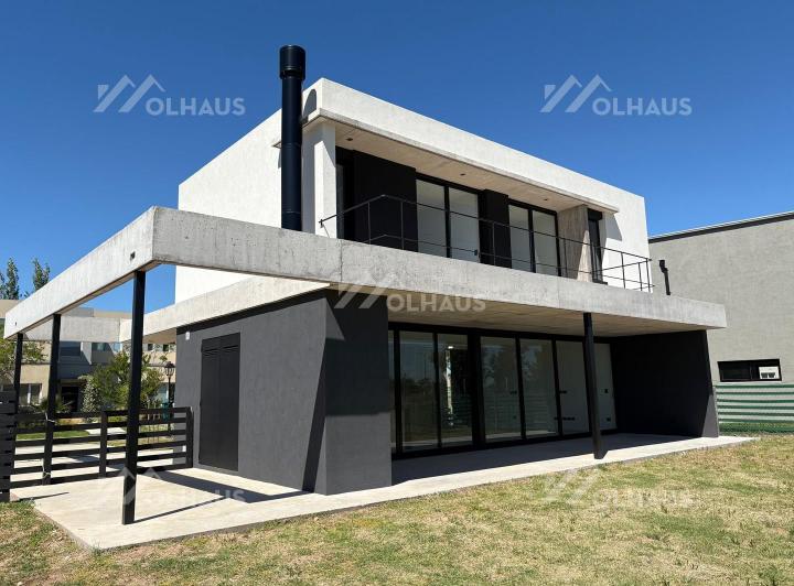 Casa · 140m² · 4 Ambientes · 1 Cochera