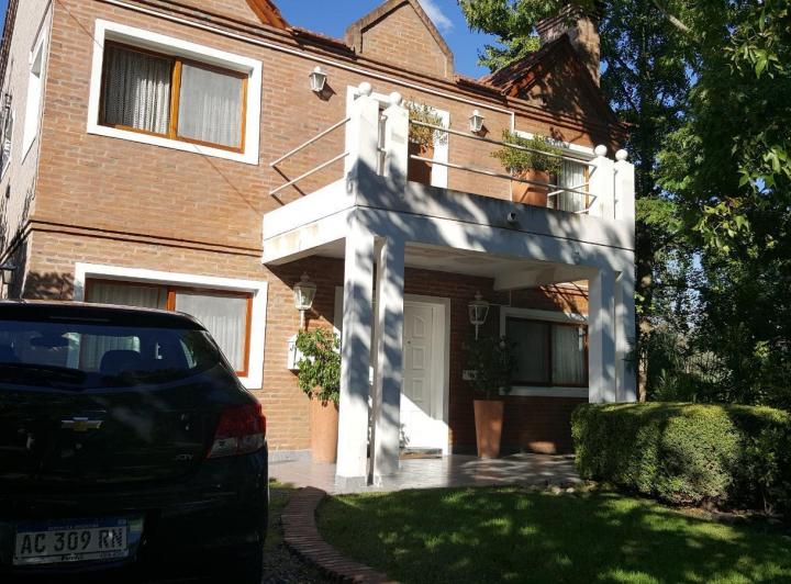 Casa · 205m² · 6 Ambientes · 2 Cocheras