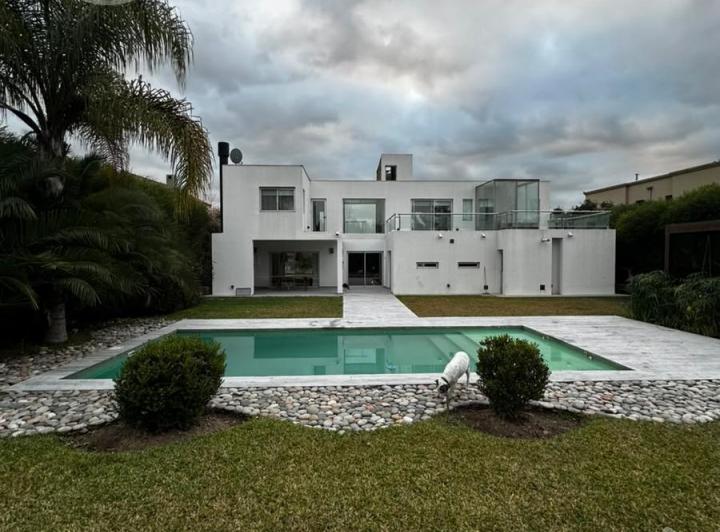 Casa · 350m² · 5 Ambientes · 4 Cocheras