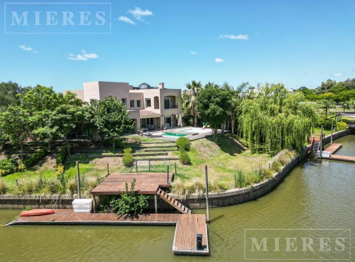 Casa · 386m² · 6 Ambientes · 2 Cocheras