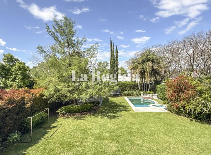 Casa · 590m² · 9 Ambientes · 3 Cocheras