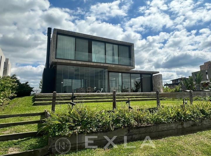 Casa · 529m² · 6 Ambientes · 1 Cochera