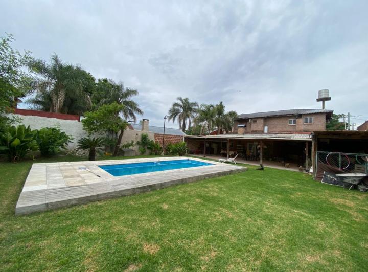 Casa · 240m² · 4 Ambientes · 5 Cocheras