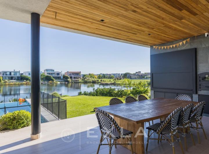 Casa · 259m² · 6 Ambientes · 2 Cocheras